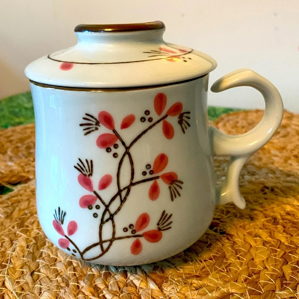 Adorable floral tea cup with lid, EUC